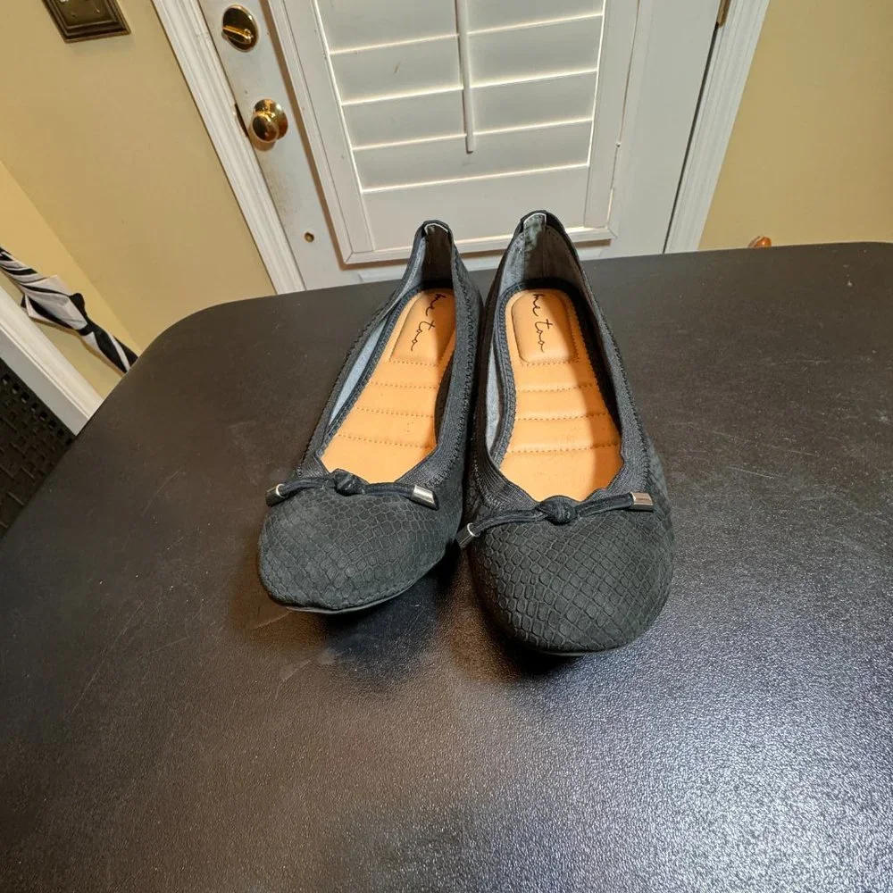 Me Too size 7.5 black leather flats